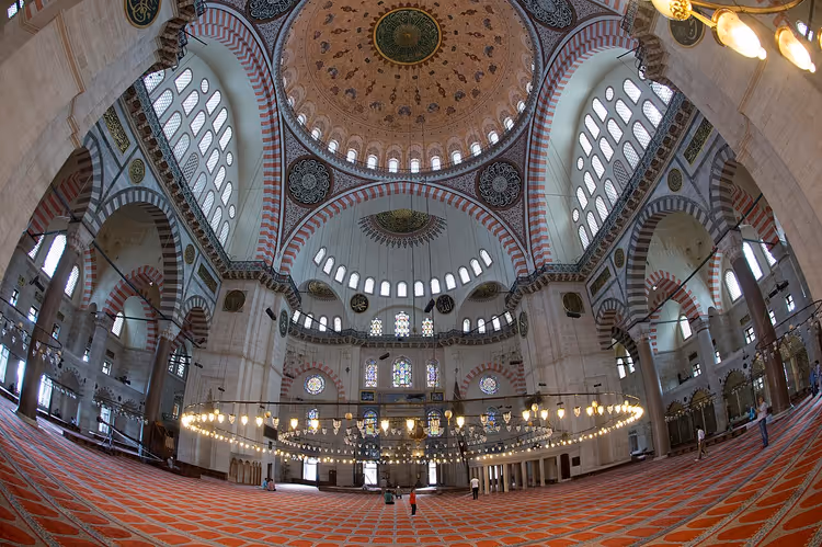 Interieur van de Süleymaniye-moskee met koepels en kroonluchters