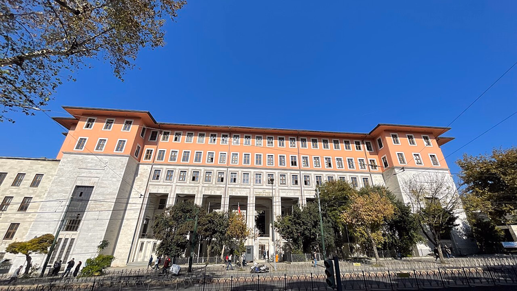 Istanbul universitetsbygning på en solrik dag