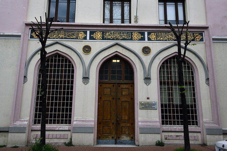 Osmanische Fassade mit Bögen und Kalligrafie in Istanbul