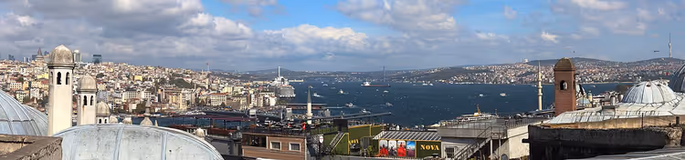 Boğaz ve gemilerle İstanbul panoraması