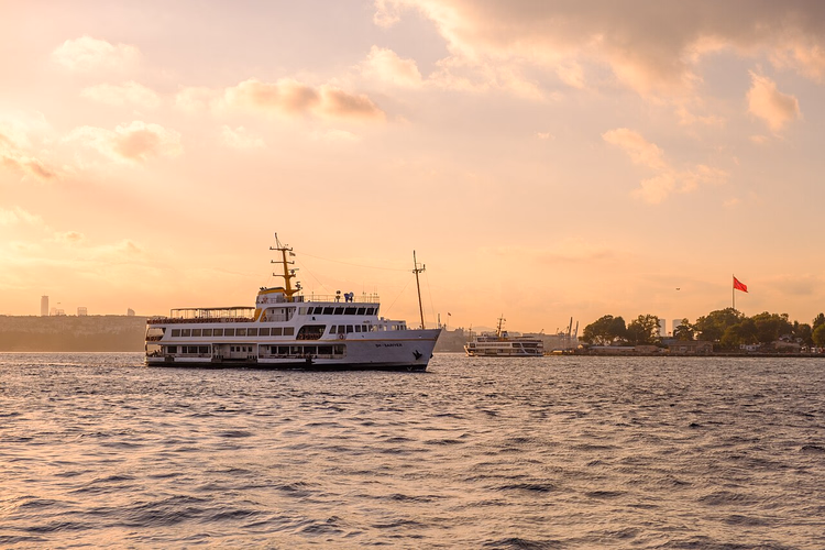 Stadtfähre auf dem Bosporus bei Sonnenuntergang