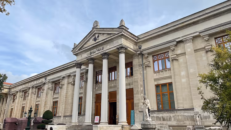 Неоклассический фасад Археологического музея в Стамбуле