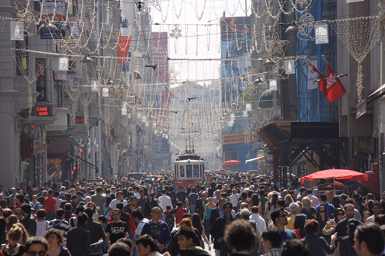 Rahvasumm ja punane tramm Istiklali tänaval