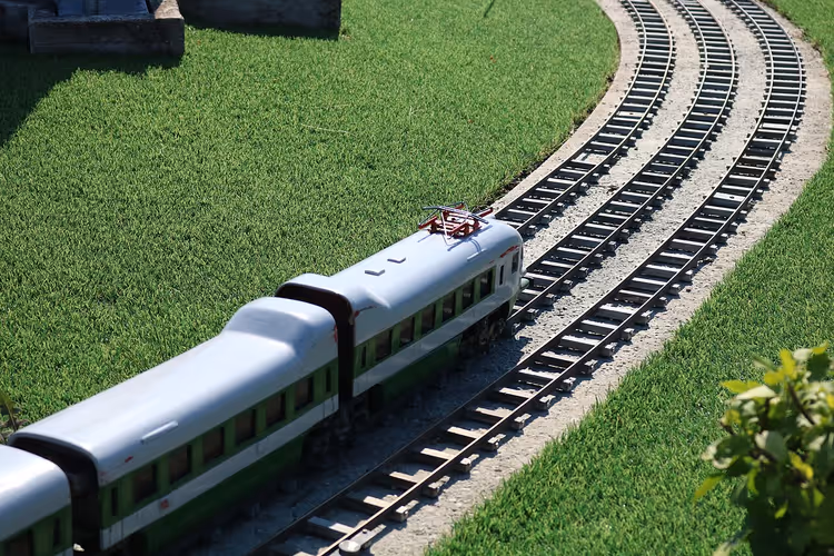 Minatuurntrein op rails in een park in Rimini