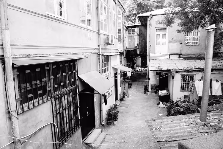 Altstadthof in Tiflis mit Balkonen