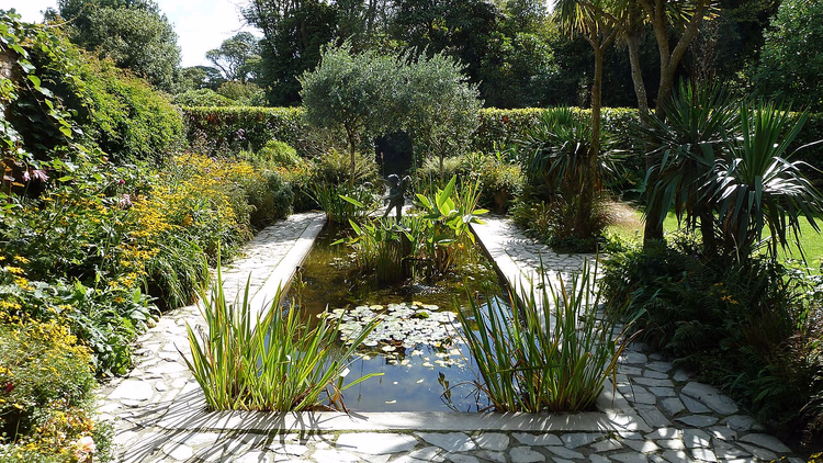 Italienischer Garten mit Teich und Palmen in Heligan