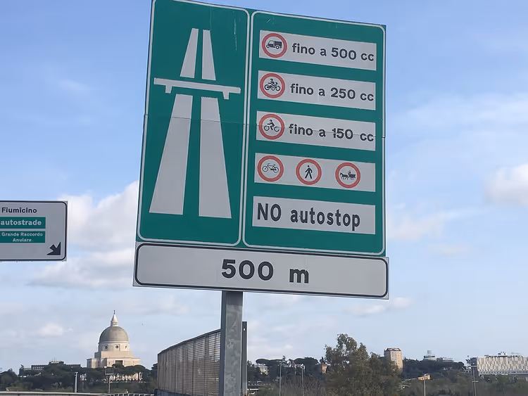 Italienske motorveiskilt ved innkjøring med fartsgrenser