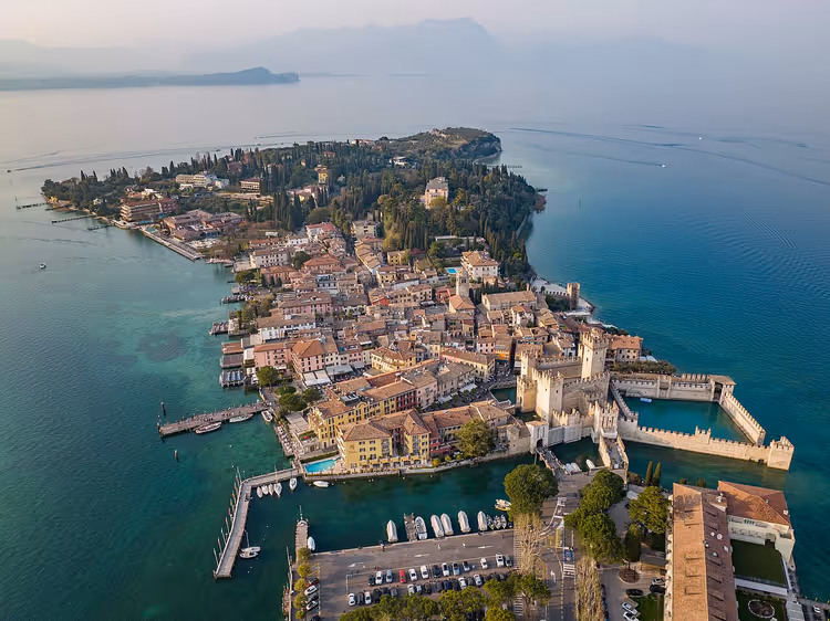 Sirmione van bovenaf: het kasteel en het Gardameer