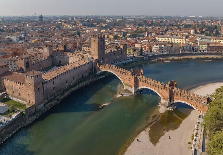 Scaligerbrug met torens en kasteel in Verona