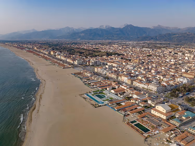 Plaj ve dağlarla Viareggio'nun panoraması