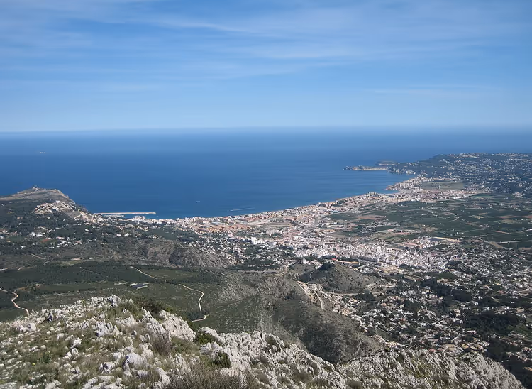 Панорама Хавеи и моря с горы Монтго