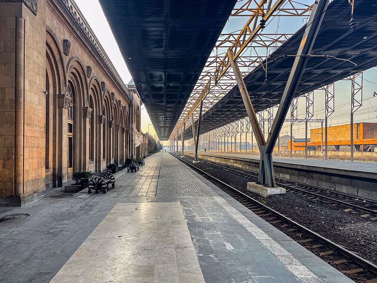 Banchina della stazione ferroviaria di Yerevan all'alba