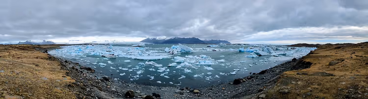 Panorama van de gletsjerlagune Jökulsárlón met ijsbergen