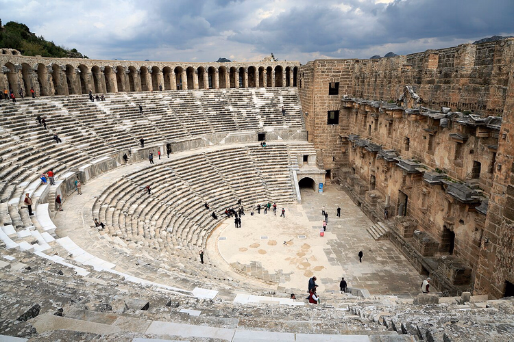 Det antikke teateret i Aspendos med tilskuerrader og scene