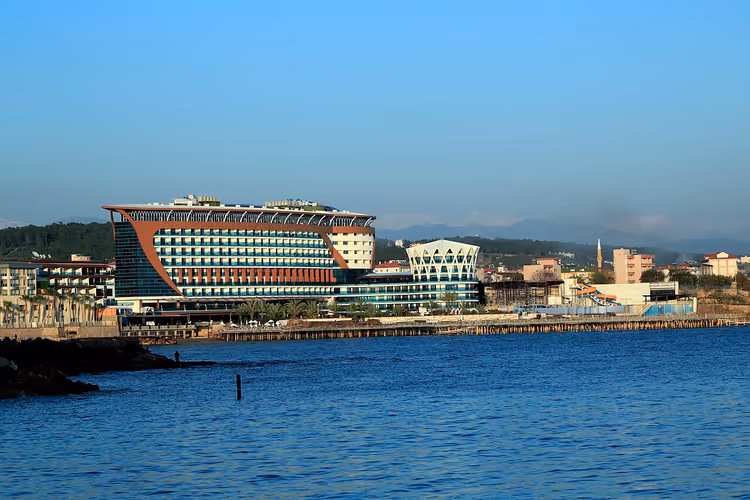 Groot resorthotel aan het strand