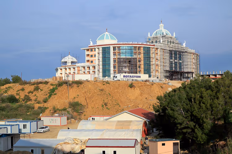 Okurcalar yakınlarında bir tepede inşaat halindeki otel