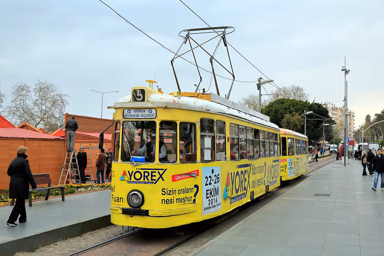 Gele nostalgische tram op een straat in Antalya
