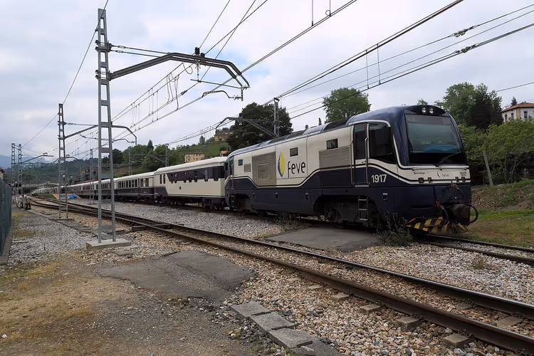 Luxetrein Transcantábrico aan de noordkust van Spanje