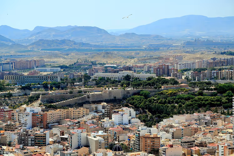 Kale surları ve dağlarla şehrin panoraması