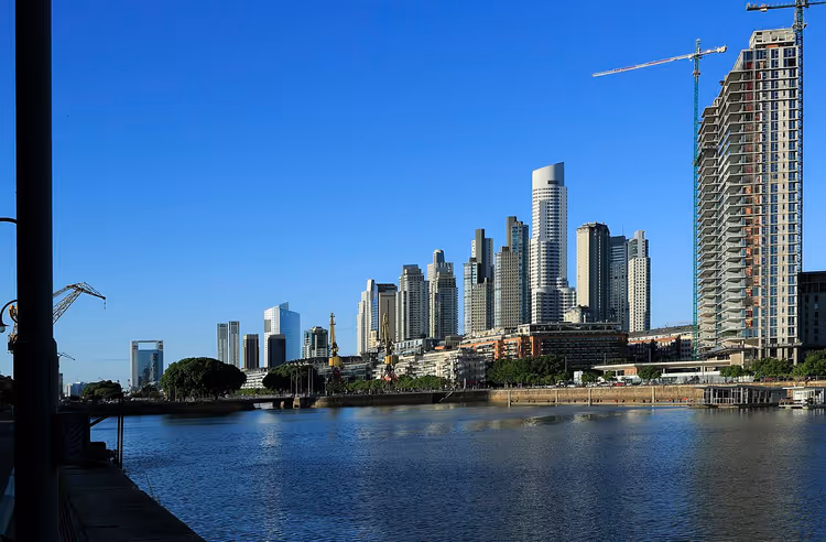 Skyskraperne i Puerto Madero over vannet ved kaia