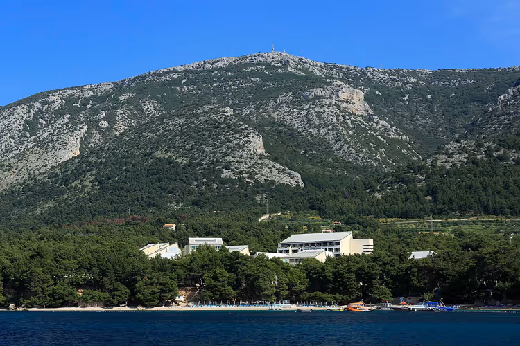 Resort aan de voet van Vidova Gora met uitzicht op zee