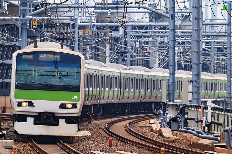 Tokyo'da raylarda Yamanote Hattı treni