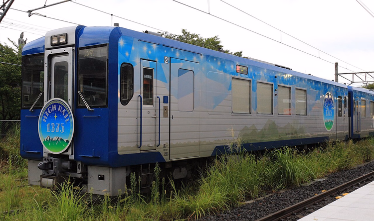 JR-East-Ausflugszug HIGH RAIL 1375 am Bahnsteig