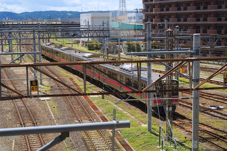 Nahverkehrszug von JR East am Bahnhof Aomori