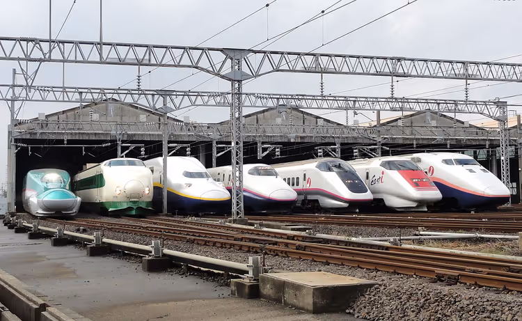 Shinkansen-Züge in einem Depot in Niigata