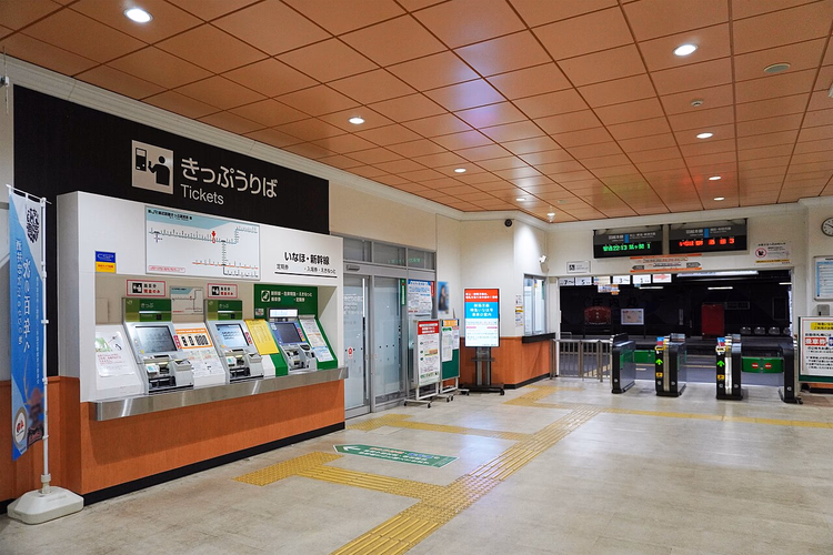 Automatische Bahnsteigsperren und Fahrkartenautomaten an einem JR-Bahnhof