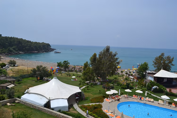 Havuzlu ve deniz manzaralı Justiniano Deluxe otel arazisi