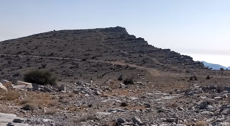 قمة صخرية لجبل جيس في الصحراء