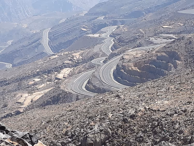 Svingete fjellvei i skråningene på Jebel Jais
