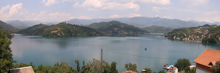 Jablaničko-See zwischen grünen Hügeln
