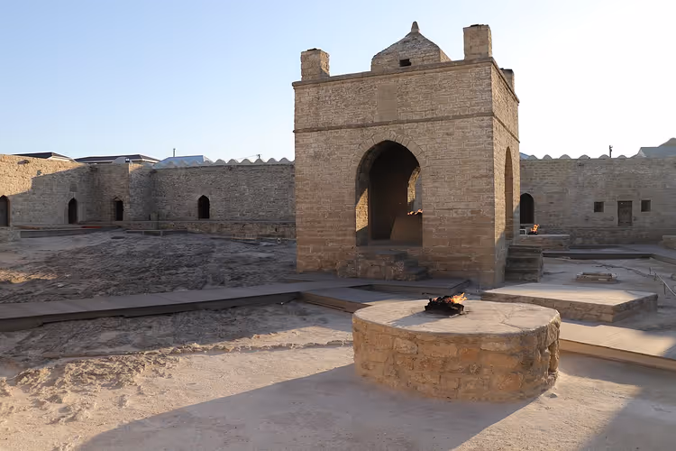 Avlusunda yanan ateşiyle Ateşgah Tapınağı