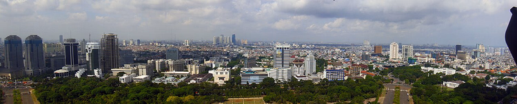 Skyline von Jakarta von oben an einem bewölkten Tag