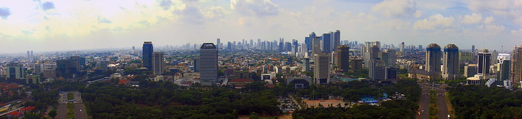 Panorama von Jakarta mit Wolkenkratzern unter wolkenverhangenem Himmel
