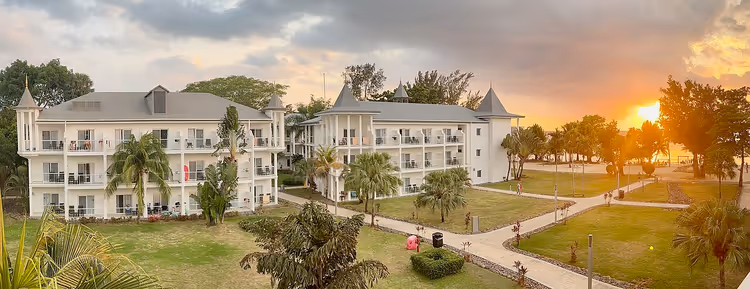 Jamaika Negril'de gün batımında tatil köyü binaları