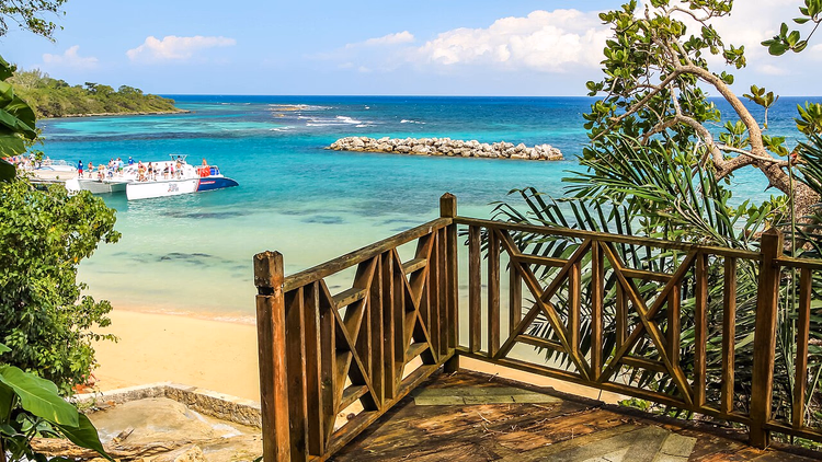 Ocho Rios'ta turkuaz koy ve plaj