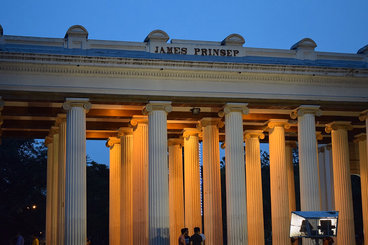 Akşamüstü James Prinsep Ghat köşkünün sütunlu geçidi