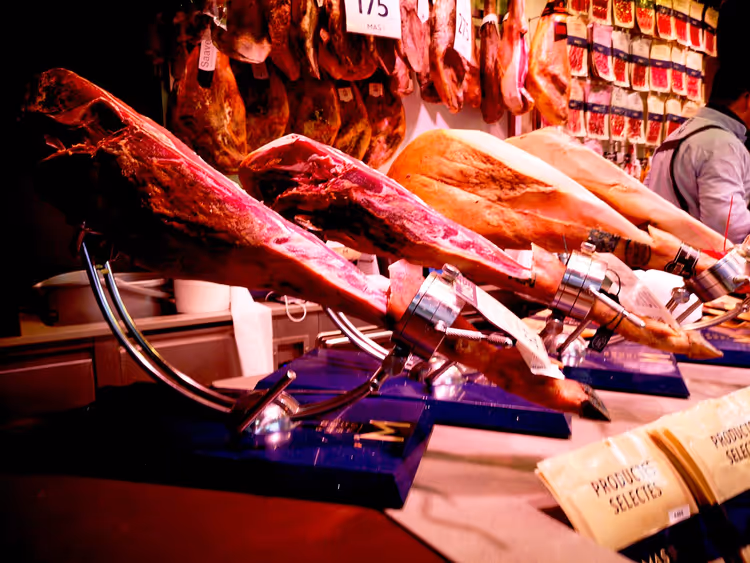 Bir İspanyol dükkânında sergilenen jamón ibérico jambonları