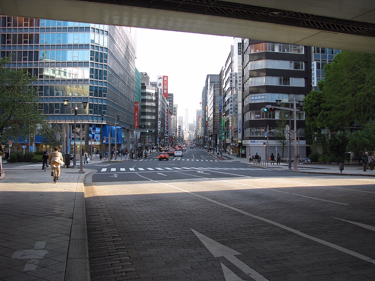 Straße mit Bürogebäuden in Tokio, Japan
