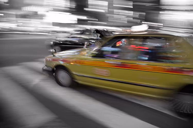 Tokioter Taxi auf einer abendlichen Straße