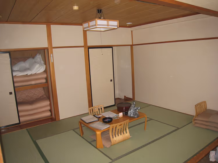 Helles Zimmer in einem japanischen Hotel