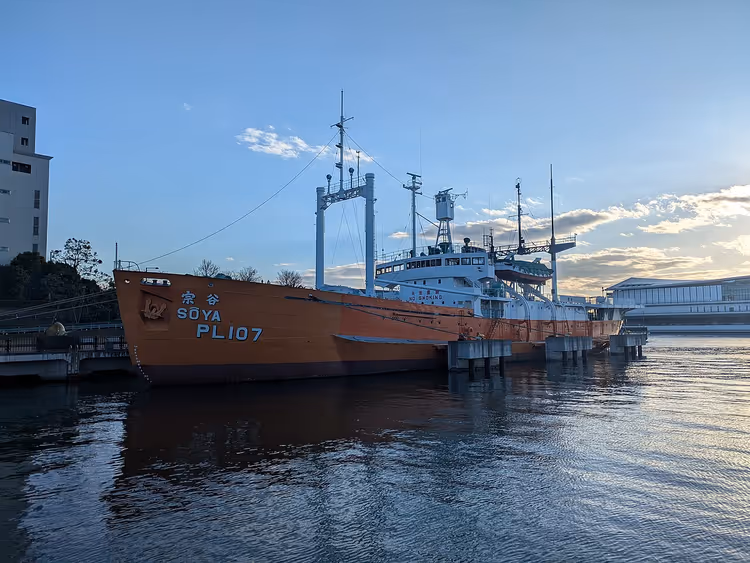 Isbryteren Sōya fortøyd ved museets kai i Odaiba