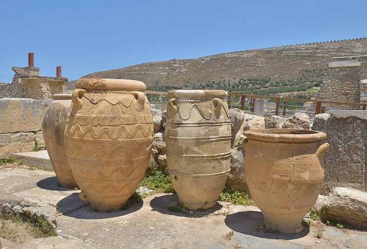 Minoische Pithoi in den Ruinen des Palastes von Knossos