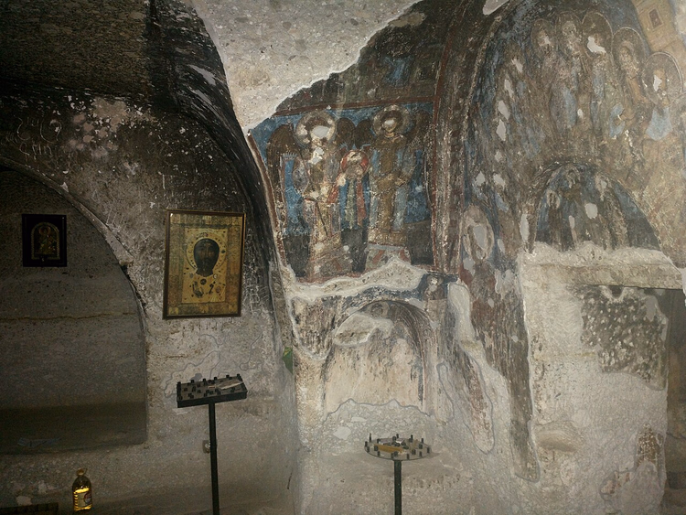 جداريات من العصور الوسطى في كنيسة كهف فاردزيا