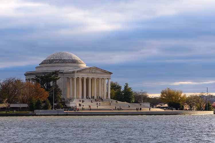 Jefferson Memorial med kuppel over vannet i Tidal Basin