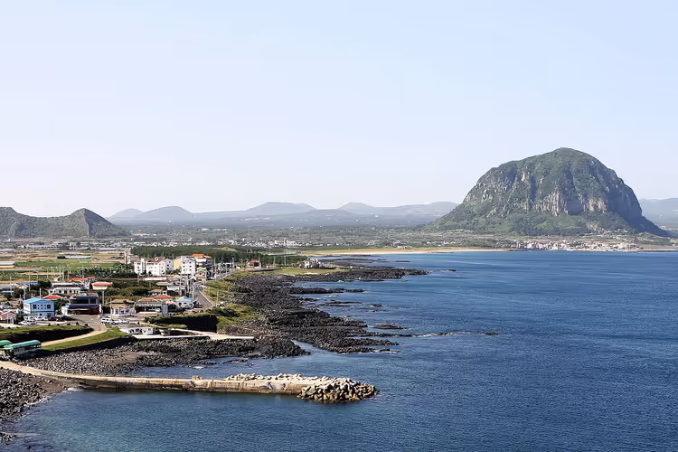 Seongsan Ilchulbong og Jeju-kysten