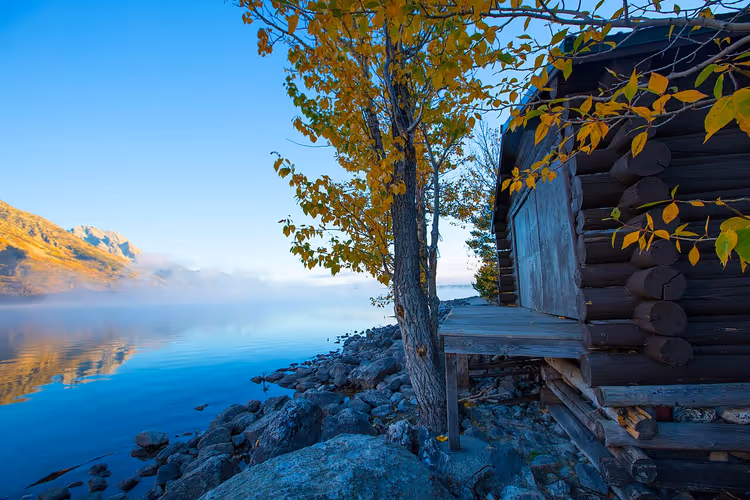 Boothuis bij Jenny Lake in de herfst